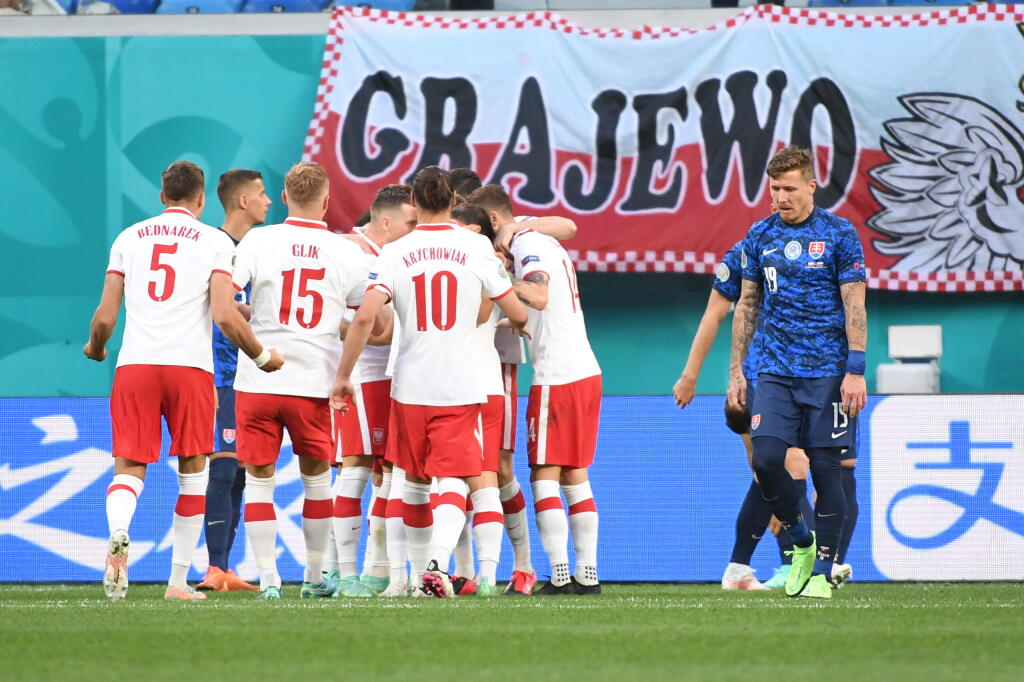 Na snímke gólová radosť hráčov Poľska, vpravo smutný Juraj Kucka v zápase E-skupiny na majstrovstvách Európy vo futbale Poľsko - Slovensko 14. júna 2021 v ruskom Petrohrade. FOTO TASR - Martin Baumann