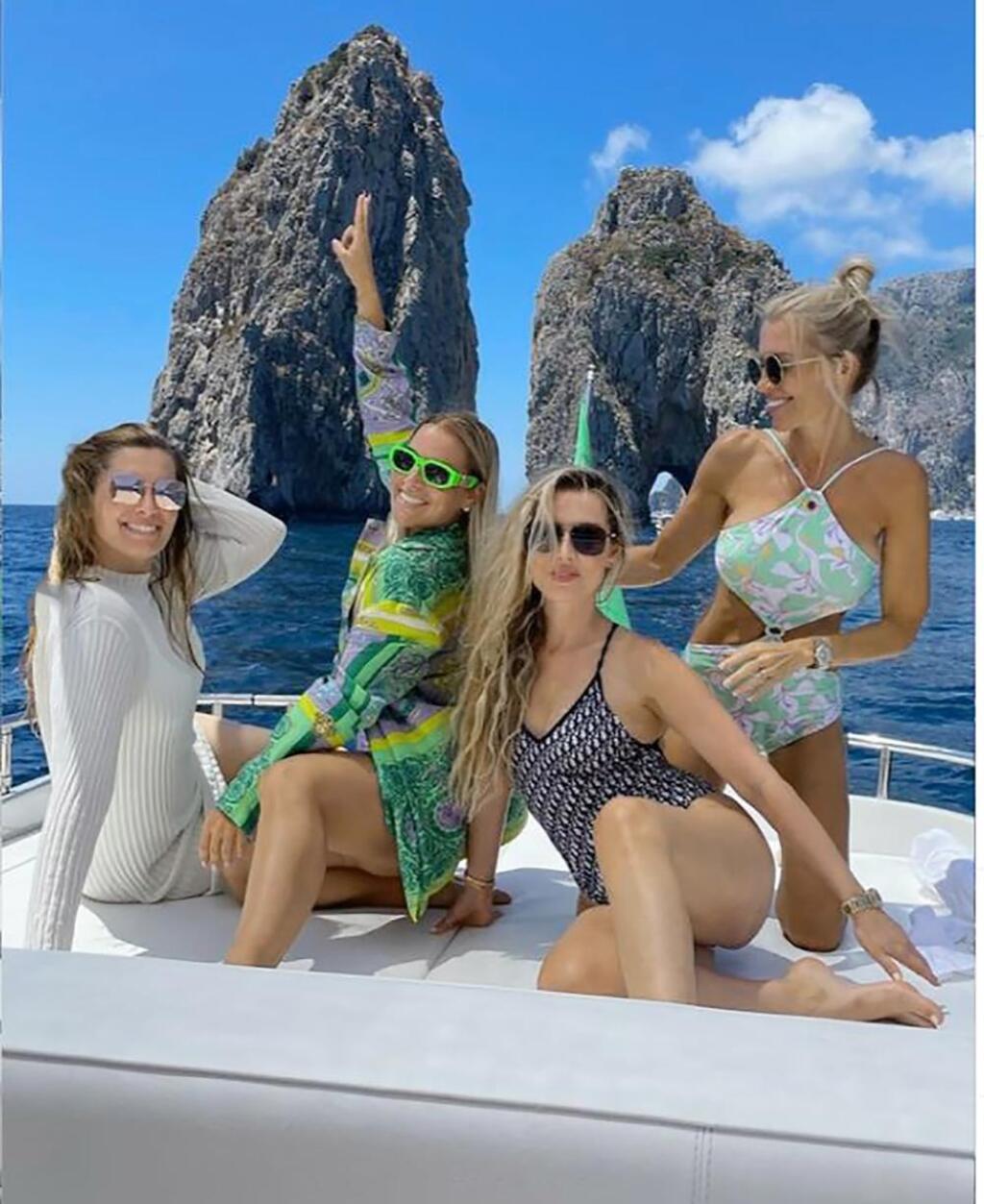 VEĽKÁ PARTIA - Dominika Cibulková obľubuje voľnejší druh dovolenky. Naposledy sa takto vybláznila
v polovici júla, keď o sebe dala vedieť z Talianska, z ostrova Capri. Spoločnosť jej robil manžel a kamarátky.
