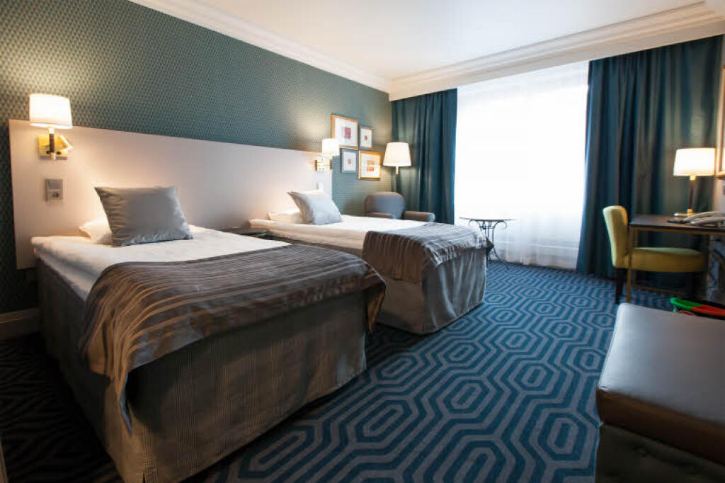 Samotný hotel má deväť poschodí a dokopy až 523 izieb. Každá z nich je vybavené minibarom, satelitnou TV a kúpeľňou s vyhrievanou podlahou. Cena za jednu noc sa pohybuje od 140 do 200 eur.