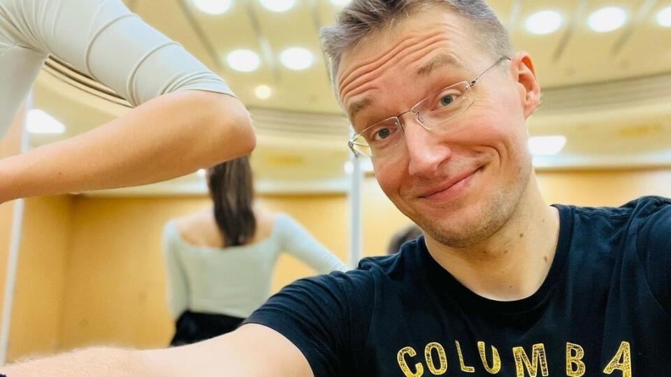 Markizák Michal Kovačič tiež už drie parket, aby si natrénoval kroky na tanečnú šou.