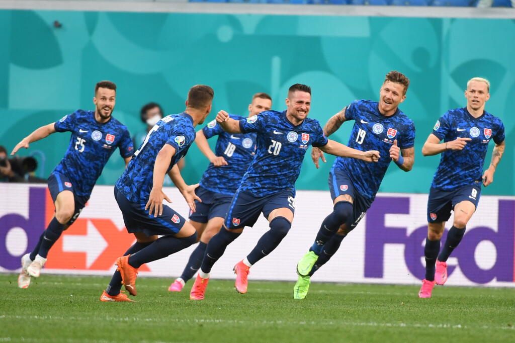 Na snímke tretí sprava slovenský reprezentant Róbert Mak oslavuje svoj úvodný gól v zápase E-skupiny na majstrovstvách Európy vo futbale Poľsko - Slovensko 14. júna 2021 v ruskom Petrohrade. FOTO TASR - Martin Baumann