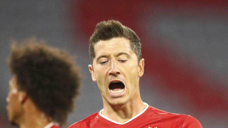 JB 32 Mníchov - Hráč Bayernu Robert Lewandowski oslavuje gól z penaltového kopu do bránky Schalke vo futbalovom zápase nemeckej Bundesligy FC Bayern Mníchov - Schalke 04 v Mníchove 18. septembra 2020. FOTO TASR/AP

Bayern's Robert Lewandowski, celebrates after scoring a goal with a penalty kick, during the German Bundesliga soccer match between FC Bayern Munich and Schalke 04 in Munich, Germany, Friday, Sept. 18, 2020. (AP Photo/Matthias Schrader)