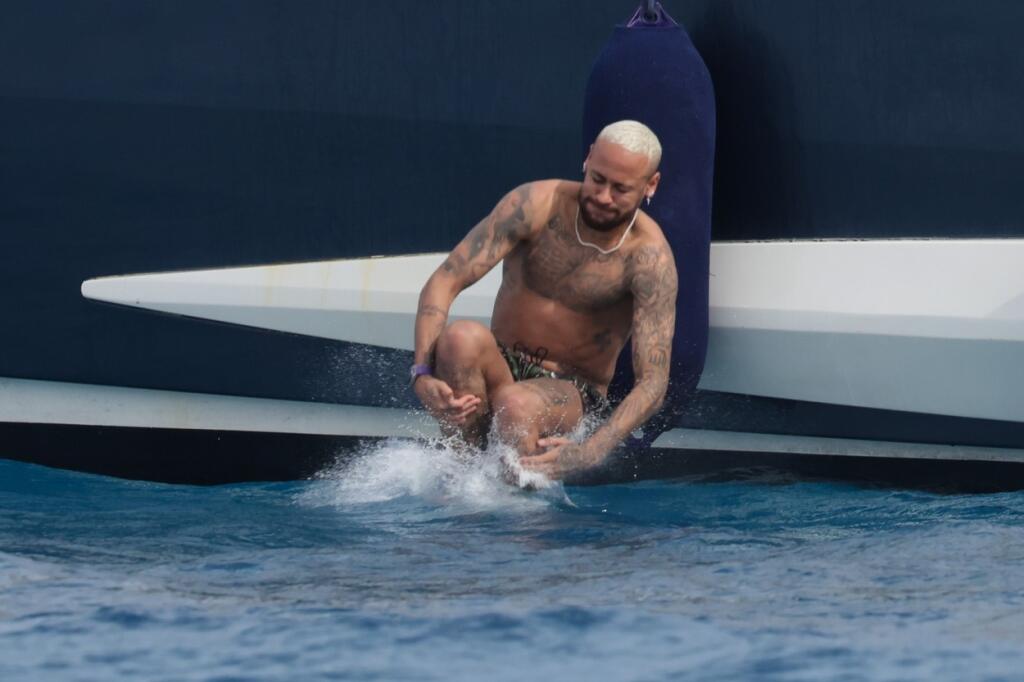 Aj Neymar si zaskákal do mora.