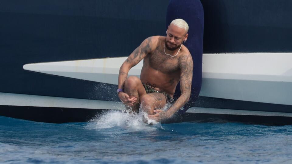 Aj Neymar si zaskákal do mora.