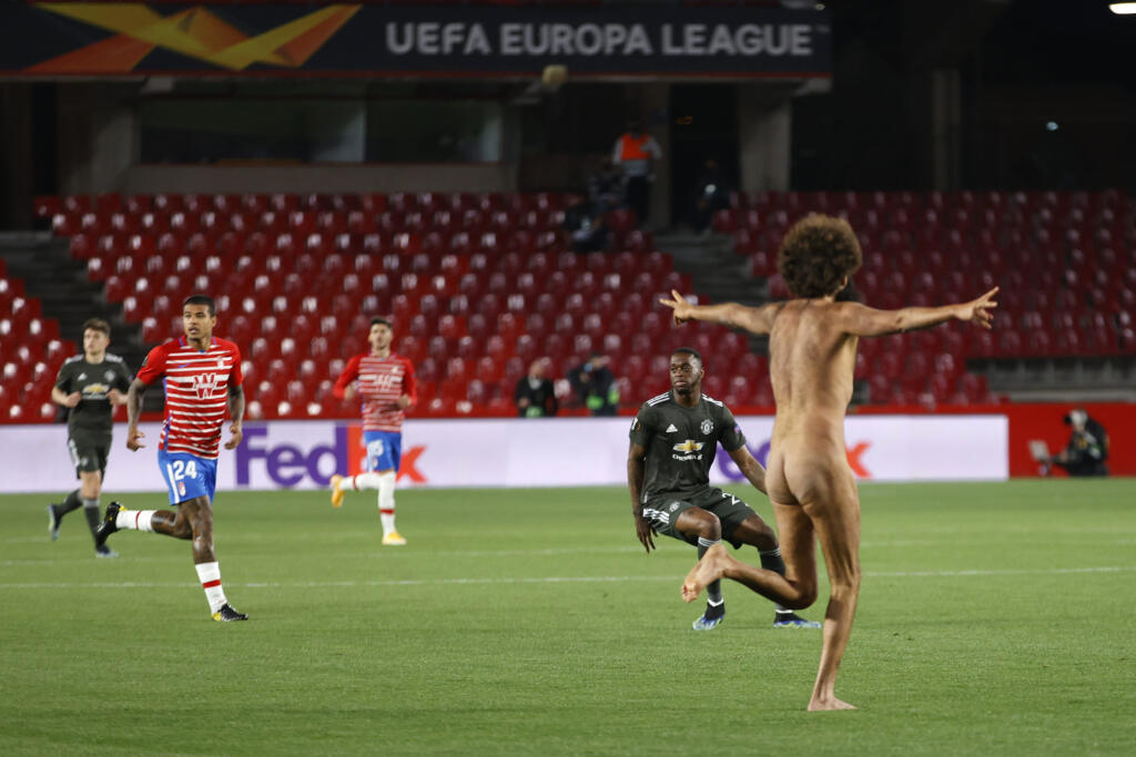 KK50 Granada - Nahý exhibicionista na trávniku počas štvrťfinále Európskej ligy Granada CF - Manchester United 8. apríla 2021 v Granade. FOTO TASR/AP
A streaker runs on the pitch during the Europa League, quarterfinal, first leg soccer match between Granada and Manchester United at the Los Carmenes stadium in Granada, Spain, Thursday, April 8, 2021. (AP Photo/Fermin Rodriguez)