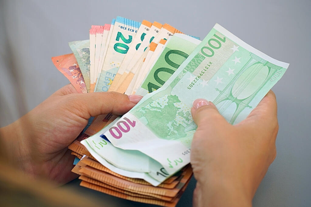 Menej peňazí pre II. pilier prinesie menšie súkromné dôchodky. Ušetrené peniaze sa zároveň použijú na vyplatenie rodičovského bonusu.