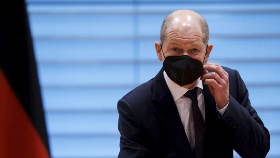 JB 25 Berlín - Nemecký kancelár Olaf Scholz počas príchodu na zasadnutie vládneho kabinetu v Berlíne 9. marca 2022. FOTO TASR/AP
German Chancellor Olaf Scholz attends the weekly cabinet meeting in Berlin, Germany, March 9, 2022. (Michele Tantussi/Pool via AP)