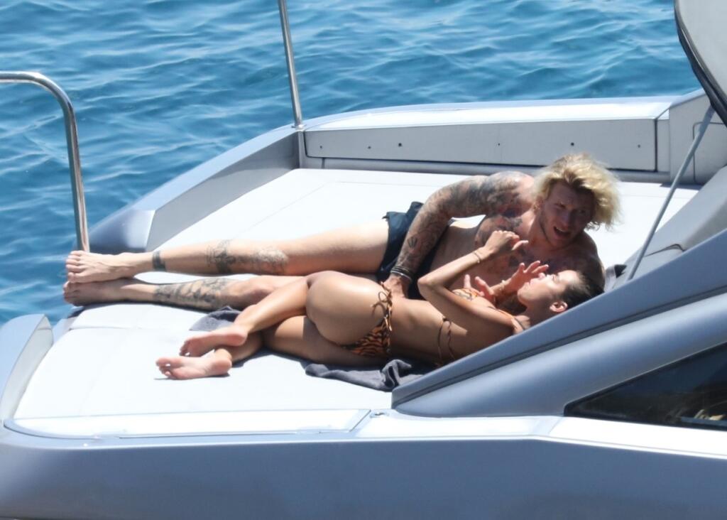 Párik si na jachte užil erotické chvíle, ktoré paparazzi fotografi zachytili.