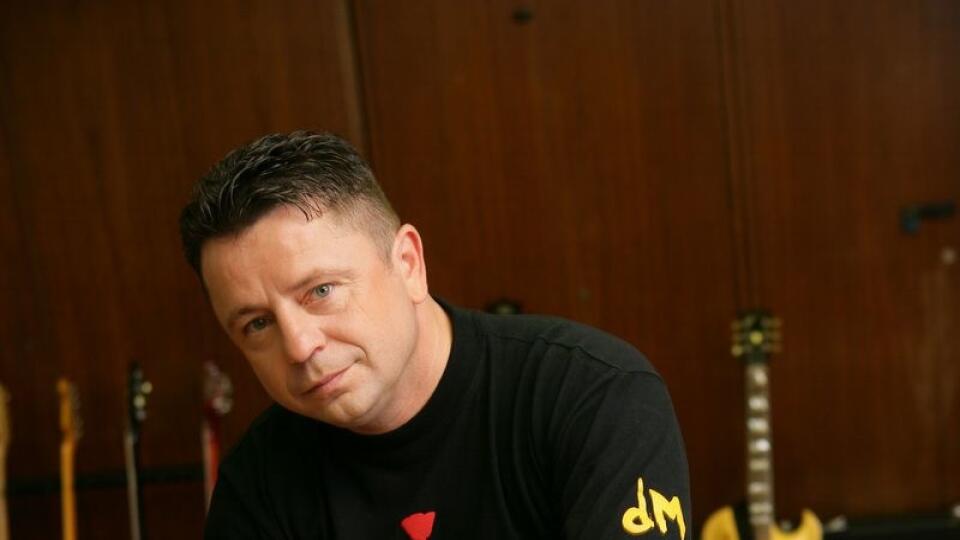 Spevák Petr Muk († 45).