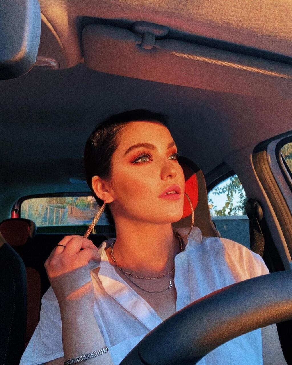 Celeste Buckingham zverejnila na Instagrame novú fotku a všetkých šokovala. Vyzerá to tak, že speváčka radikálne zmenila účes a svoje krásne vlasy ostrihala na ježka. Celeste však neskôr k snímke napísala, že nie je ostrihaná, ale má len mokré vlasy učesané do copu. Môžeme však povedať, že by jej krátke vlasy veľmi pristali!