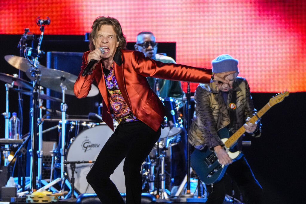 WA 17 Madrid - Spevák britskej rockovej skupiny The Rolling Stones Mick Jagger (vľavo) a gitarista Keith Richards vystupujú počas koncertu v Madride v stredu 1. júna 2022. The Rolling Stones odštartovali v stredu v španielskej metropole európske turné k 60. výročiu svojho vzniku. Séria koncertov s názvom Sixty bude zahŕňať 14 vystúpení v desiatich krajinách. Ide o prvé turné tejto londýnskej formácie od smrti jej dlhoročného bubeníka Charlieho Wattsa, ktorý zomrel vlani v auguste ako 80-ročný. S