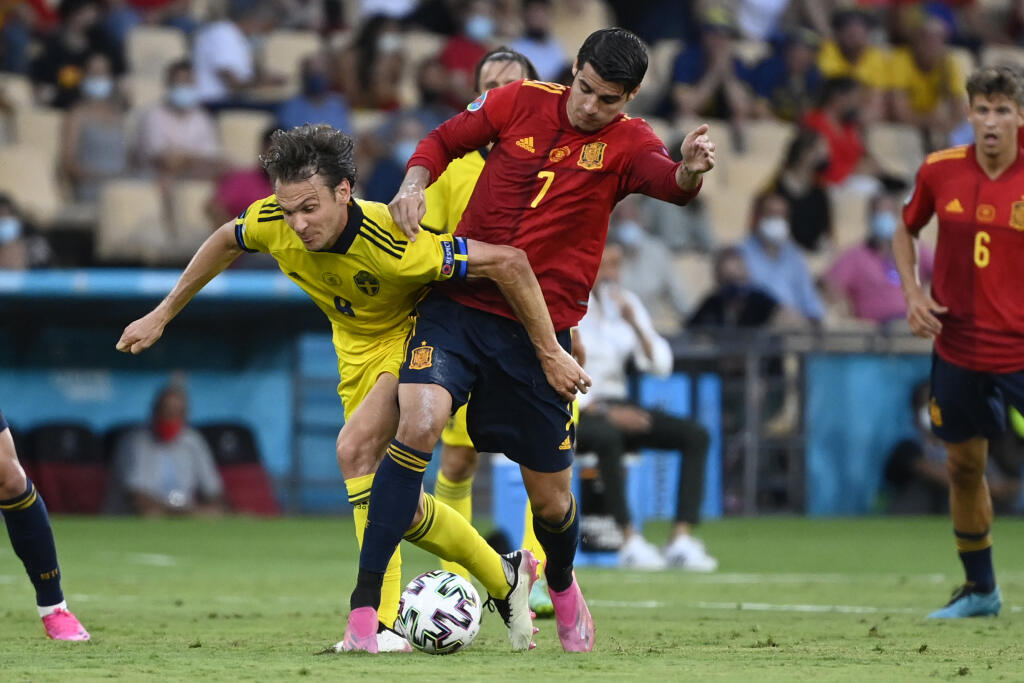 EBE 47 Sevilla - Na snímke vpravo hráč Španielska Alvaro Morata a dole hráč Švédska Albin Ekdal v zápase E-skupiny na majstrovstvách Európy vo futbale Španielsko - Švédsko v španielskej Seville 14. júna 2021. FOTO TASR/AP
Sweden's Albin Ekdal, left, is tackled by Spain's Alvaro Morata during the Euro 2020 soccer championship group E match between Spain and Sweden at La Cartuja stadium in Seville, Monday, June 14, 2021. (AP Photo/Pierre Philippe Marcou, Pool)
