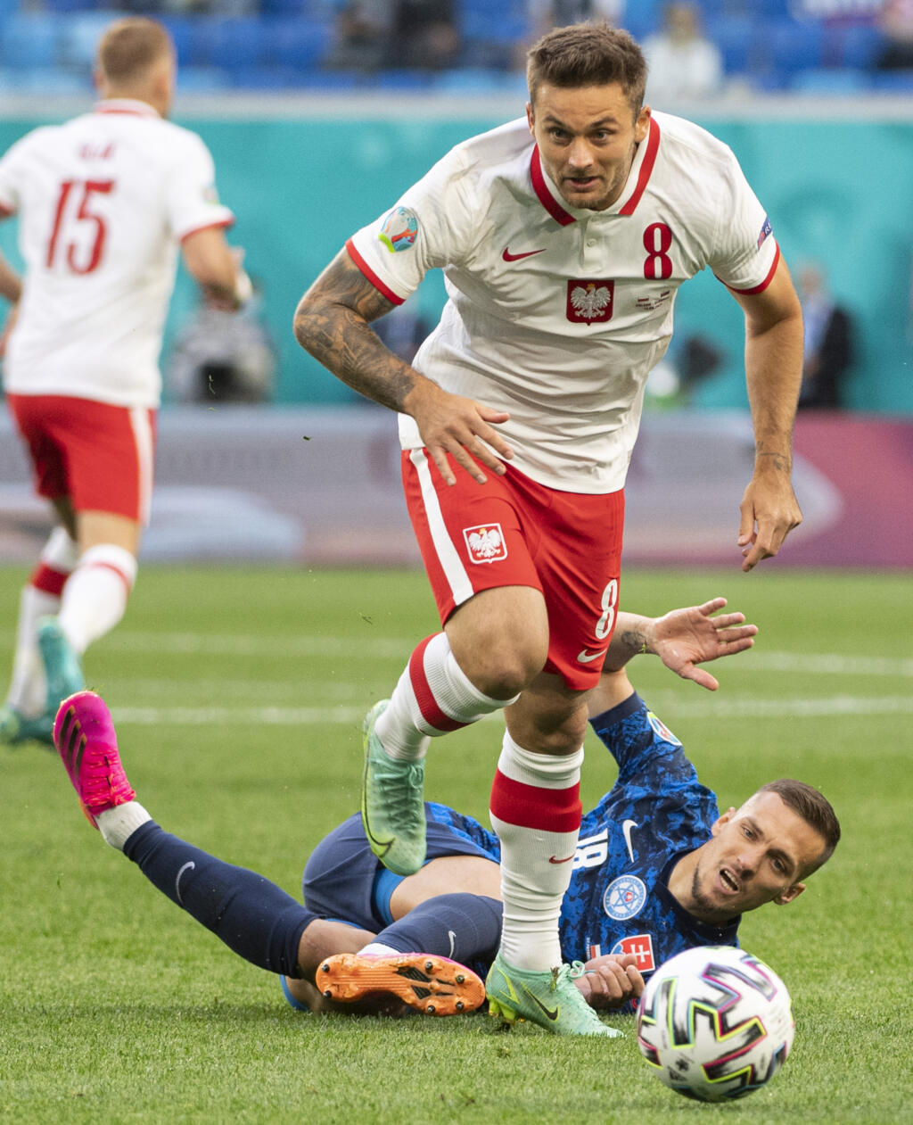 Na snímke dole Lukáš Haraslín (Slovensko) a hore Karol Linetti (Poľsko) v zápase E-skupiny na majstrovstvách Európy vo futbale Poľsko - Slovensko 14. júna 2021 v ruskom Petrohrade. FOTO TASR - Martin Baumann
