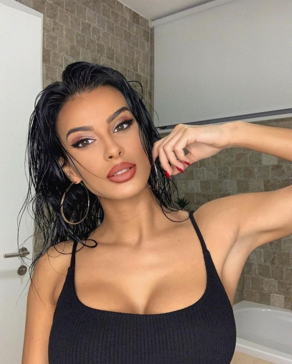 Sexi Angiela Šimačová sa rada chváli svojimi prsiami aj guľatým zadočkom.