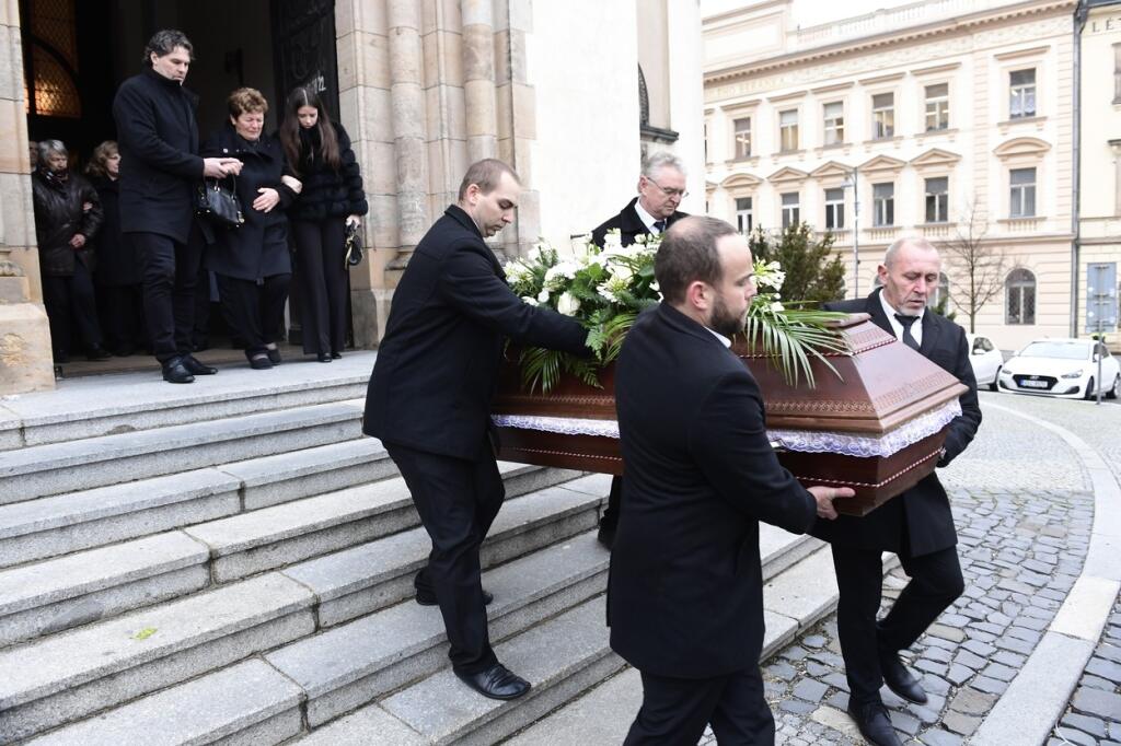 Truhlu z kostola vyniesla štvorica mužov. Za nimi kráčal Jágr s mamou Annou a priateľkou Dominikou.