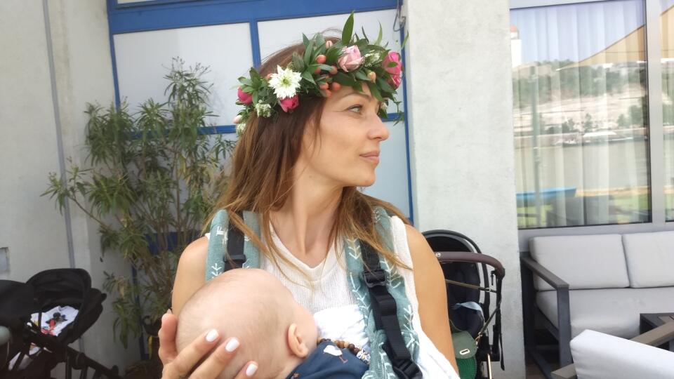 Je šťastnou mamou polročného synčeka, ale jej akčná povaha jej nedovolí sedieť s ním len doma.