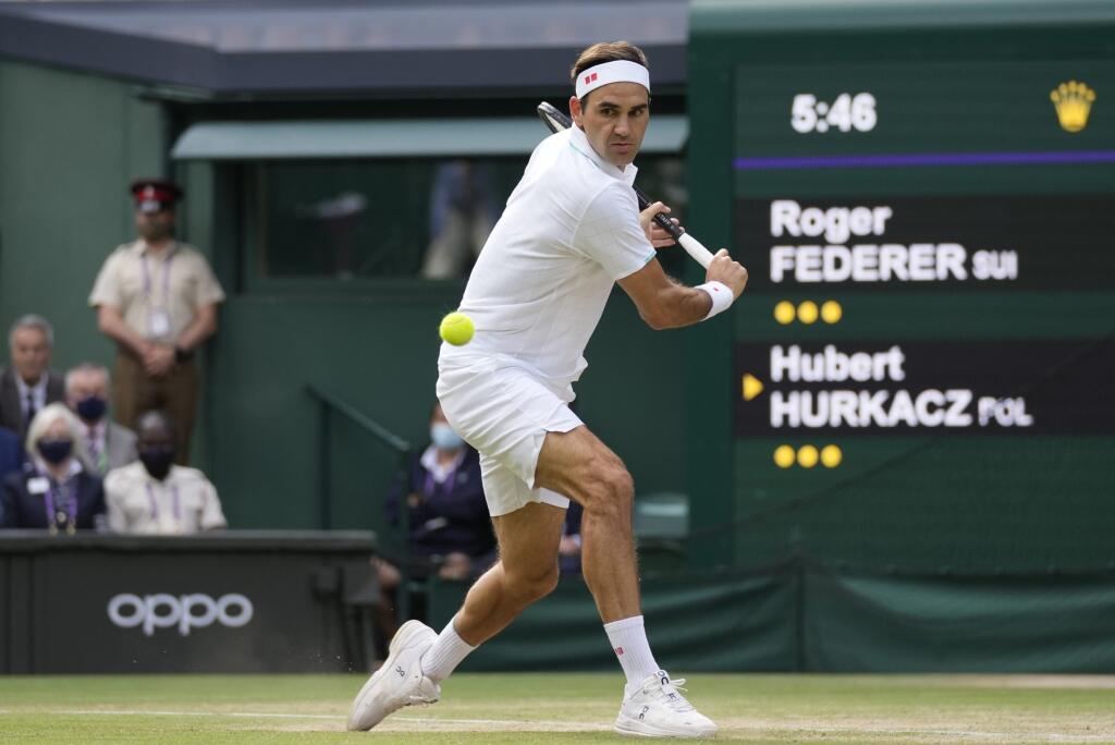 Na archívnej snímke zo 7. júla 2021 švajčiarsky tenista Roger Federer odvracia loptičku Hubertovi Hurkaczovi z Poľska vo štvrťfinále dvojhry na grandslamovom turnaji vo Wimbledone. Švajčiarsky tenista Roger Federer musí absolvovať tretiu operáciu pravého kolena a vynechá viac mesiacov. Určite tak bude nútene absentovať na grandslamovom turnaji US Open od 30. augusta do 12. septembra.