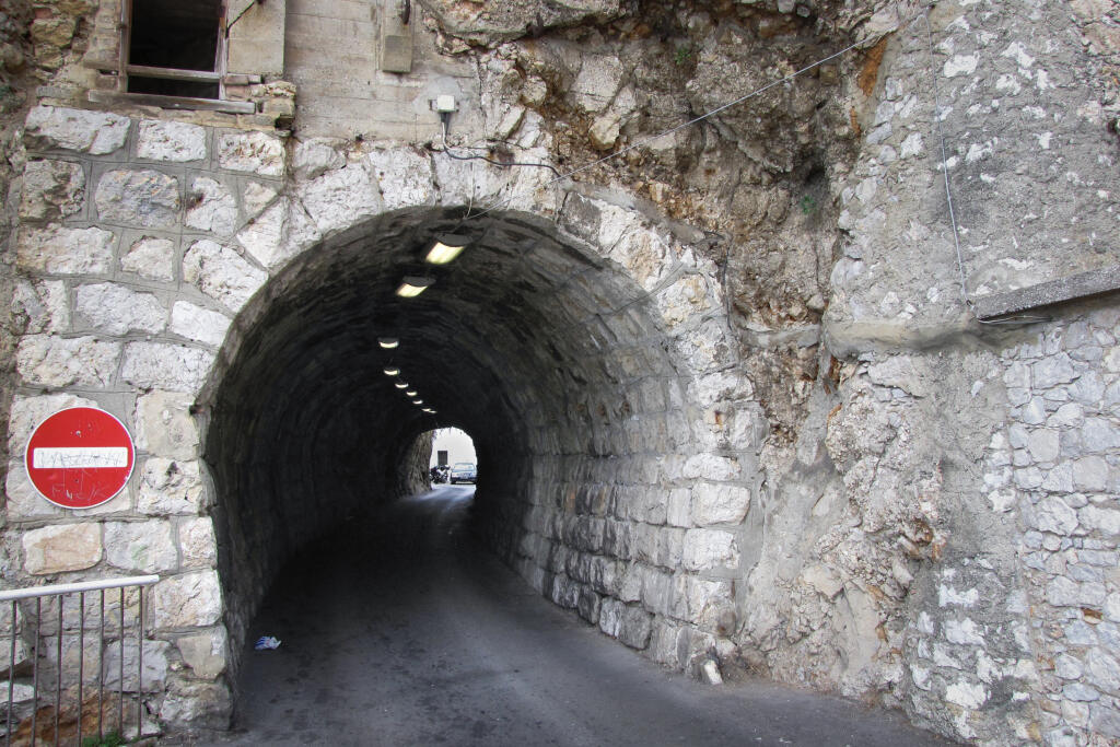 Jeden z mnohých tunelov, ktorých je na Gibraltári viac ako ciest.