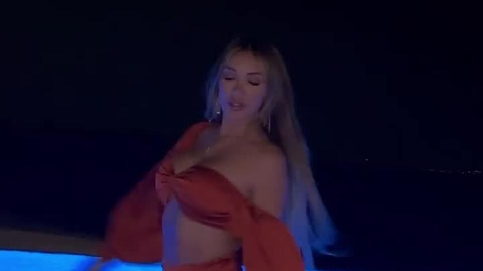 VIDEO Mladému útočníkovi Chelsea pomotala hlavu o osem rokov staršia modelka