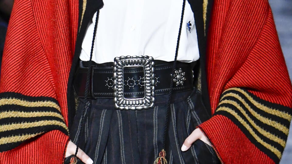 Etro predstavil v kolekcii výrazné kúsky, ktoré dominujú outfitu.