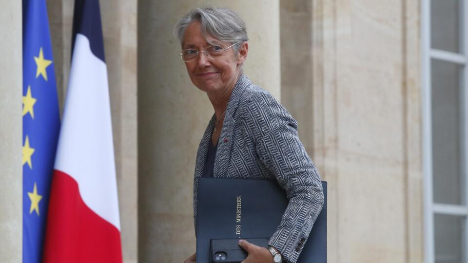 KK27 Paríž - Francúzska premiérka Élisabeth Borneová prichádza na prvé zasadnutie vládneho kabinetu 23. mája 2022 v Paríži. Francúzsky prezident Emmanuel Macron v minulý týždeň vymenoval novú premiérku Élisabeth Borneovú. Borneová je druhou ženou na premiérskom poste v histórii Francúzska a prvou po viac než 30 rokoch. FOTO TASR/AP
French Prime Minister Elisabeth Borne arrives at the Elysee Palace for the fist cabinet meeting since French President Emmanuel Macron 's reelection, Monday, May 23,