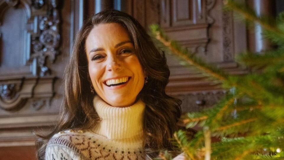 Kate pri stromčeku