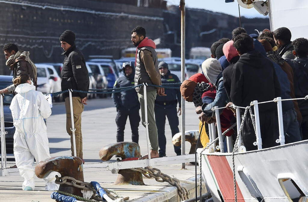 JB 37 Catania - Zachránení migranti vystupujú z lode talianskej pobrežnej stráže Peluso v prístave v Catanii na Sicílii 17. apríla 2023. Na jej palube sa nachádzalo okolo 300 migrantov, ktorých zachránili v mori. Talianska pobrežná stráž zachránila približne 600 migrantov z rybárskej lode, ktorá sa ocitla v núdzi vo vodách pri ostrove Sicília. Uviedla to v nedeľu tlačová agentúra ANSA, informuje TASR. Operácia sa konala juhovýchodne od Sicílie v náročnom počasí. Podľa správy už viac ako 100 zach