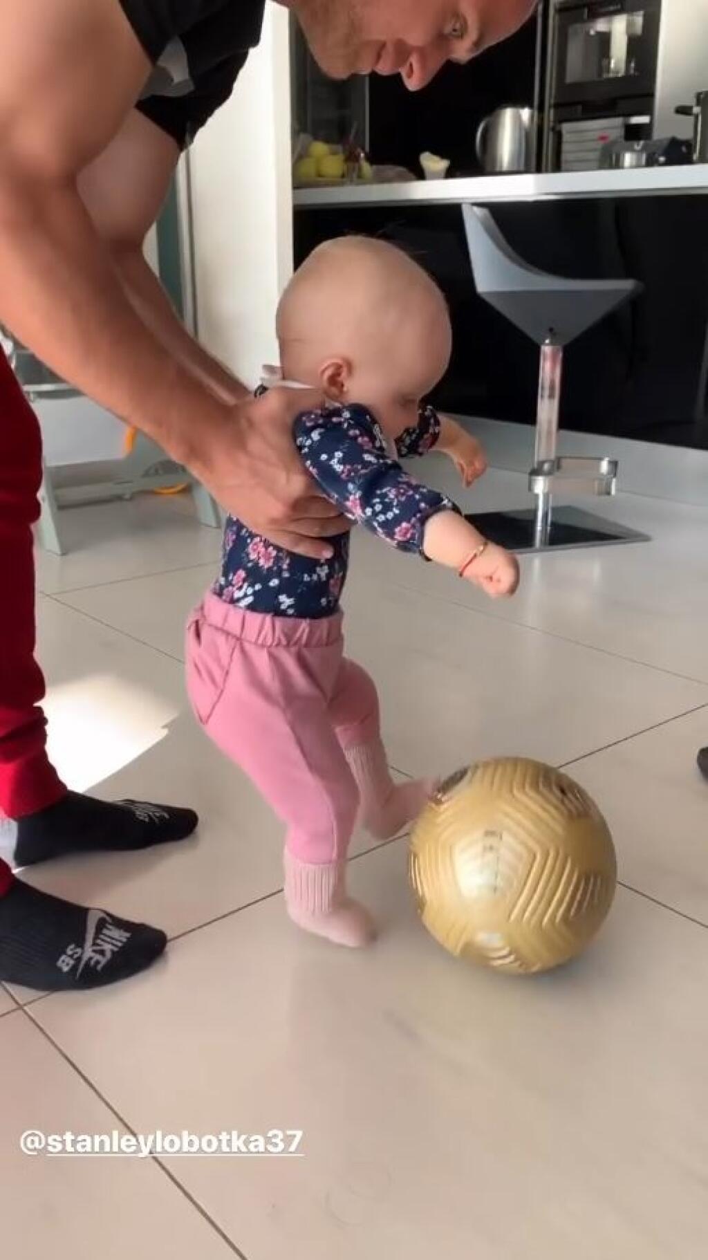 Lobotka a Nízlová bývali spolu v Neapole po narodení dcérky. Po rozchode však Daniela s Lindou odišla na Slovensko. Tam si kúpila dom spolu so sestrou Veronikou.