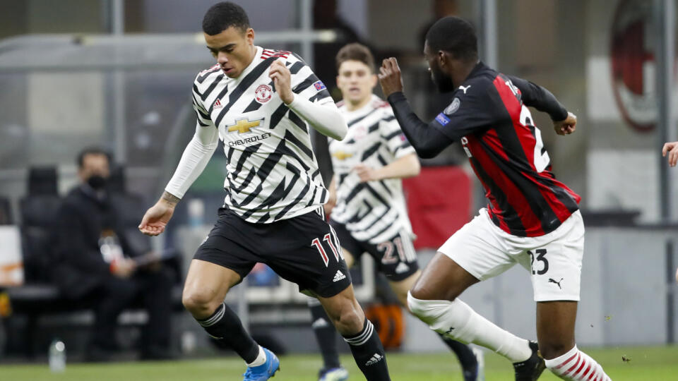 JB 41 Miláno - Hráč Manchesteru Unitedu Mason Greenwood (vľavo) bojuje o loptu s Fikayom Tomorim z AC Milána v zápase osemfinále Európskej ligy AC Miláno - Manchester United v Miláne 18. marca 2021. FOTO TASR/AP
Manchester United's Mason Greenwood, left, and AC Milan's Fikayo Tomori battle for the ball during the Europa League round of 16 second leg soccer match between AC Milan and Manchester United at the San Siro Stadium, in Milan, Italy, Thursday, March 18, 2021. (AP Photo/Antonio Calanni)