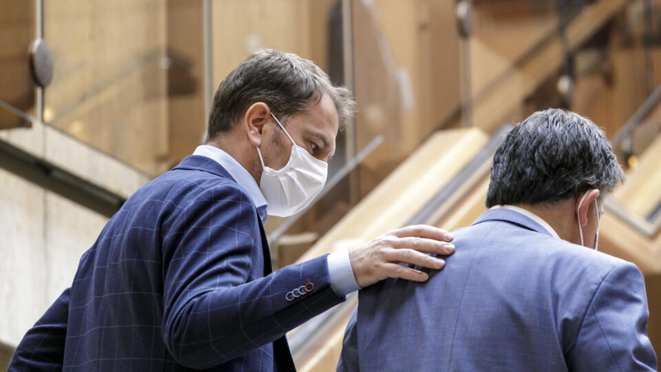 Na snímke zľava predseda vlády SR Igor Matovič a minister životného prostredia SR Ján Budaj.