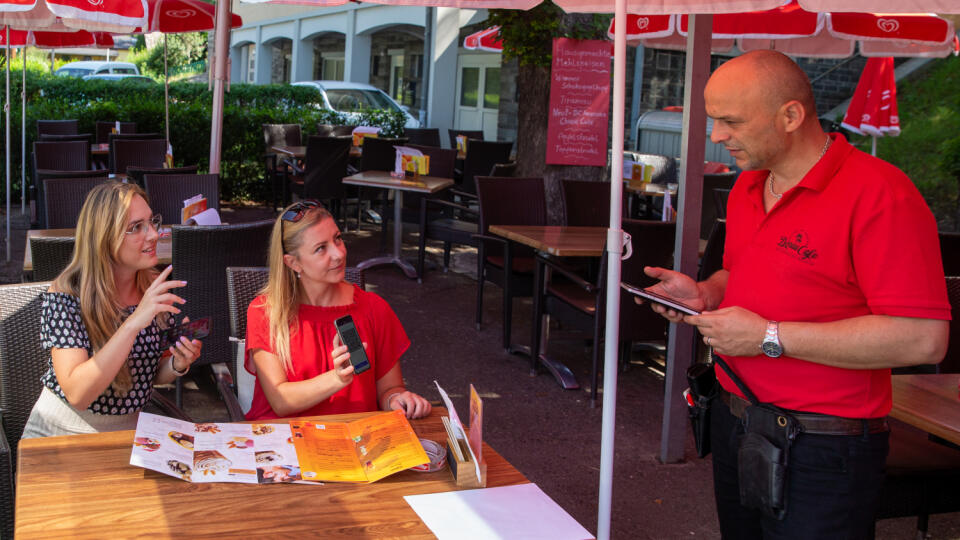 Kontrola covid pasov v prevádzkach reštaurácie a kaviarni v susednom Rakúsku.