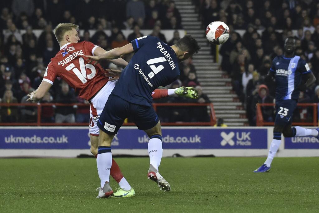 Na snímke vľavo hráč Nottinghamu Sam Surridge a hráč Huddersfieldu Matty Pearson v zápase 5. kola anglického FA Cupu vo futbale medzi Nottingham Forest a Huddersfield Town.