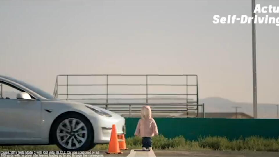 Ukážka z videa, ktoré tvrdí, že Tesla FSD je nebezpečný systém