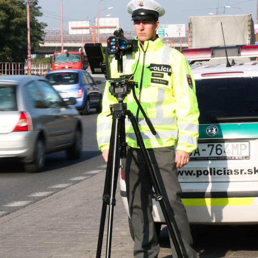 Policajt meria rýchlosť.