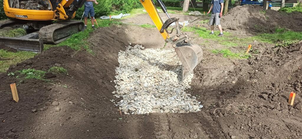 Na dno jamy rovnomerne položte hrubé kamenivo, ktoré bude slúžiť ako drenážna vrstva vo výške asi 20 až 30 cm v závislosti od priepustnosti podložia.