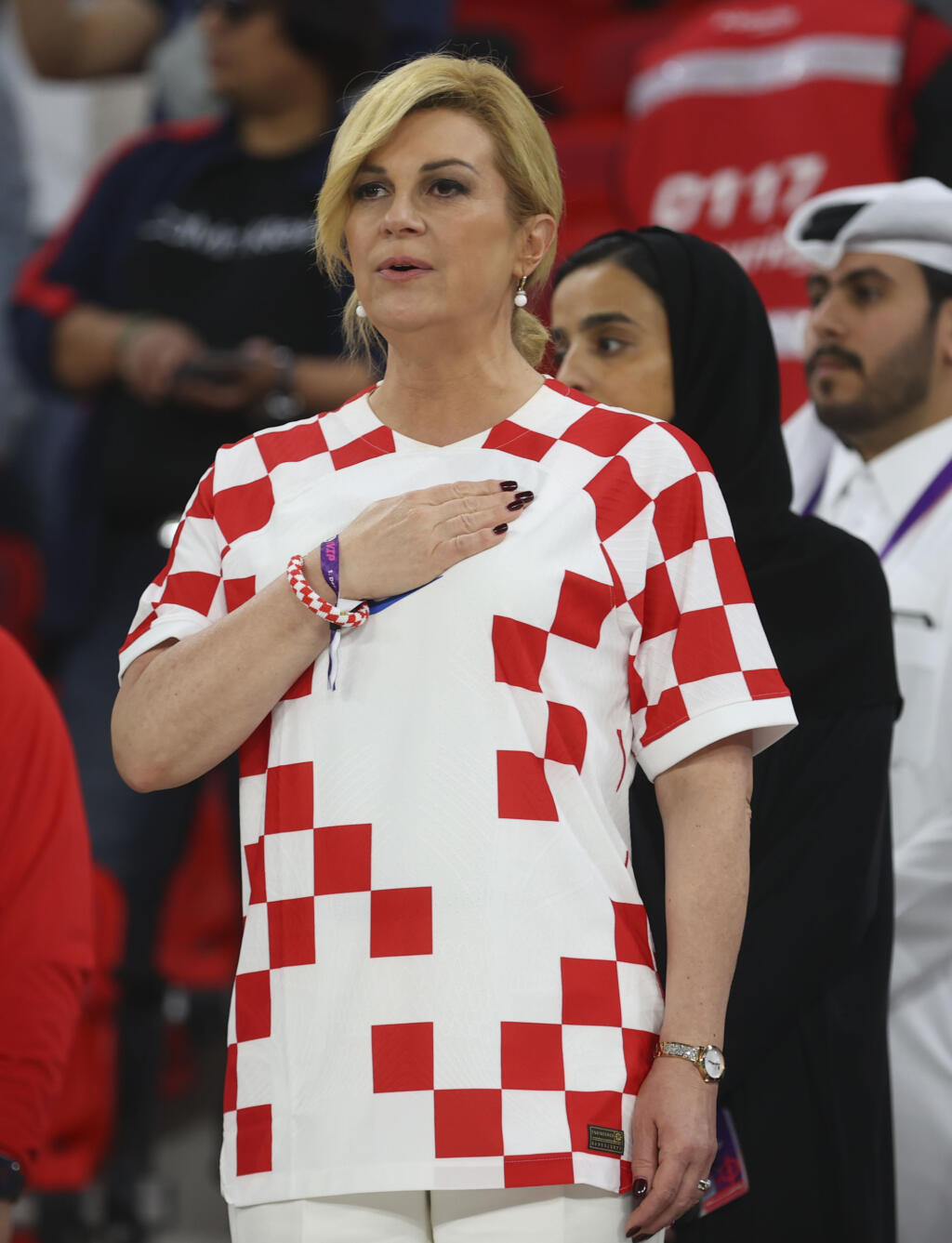 Kolinda nechýbala ani na zápase Chorvátska proti Belgicku. Krojové šaty však tento raz vymenila za tričko s tradičnou chorvátskou šachovnicou.