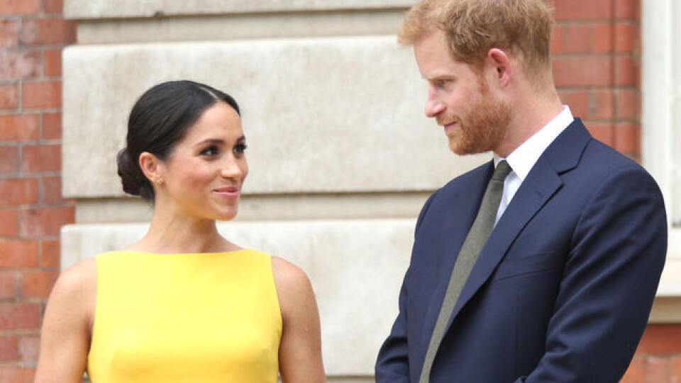 Je štýlová, krásna a oblieka sa ako dáma. Aj takto by sme mohli zhrnúť popis vojvodkyne zo Sussexu. Meghan Markle (36) patrí medzi najobľúbenejšie celebrity sveta a závidieť jej nemusíme iba oblečenie a krásnu pleť, ale aj dokonalé účesy, ktoré strieda. EMMA ťa teraz naučí MESSY BUN podľa Meghan.