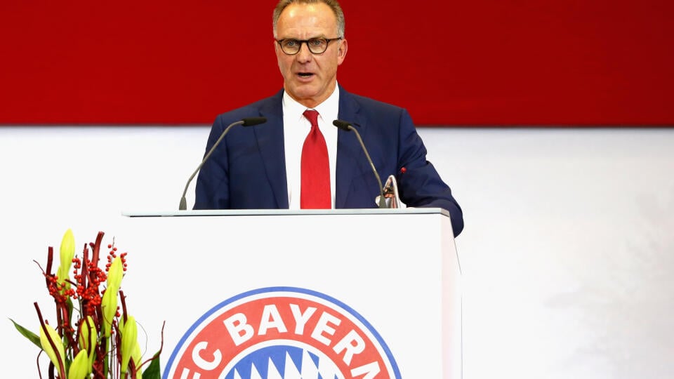 Prezident Bayernu Mníchov Karl-Heinz Rummenigge (65) sa obáva, že futbal môže mať veľké problémy, ak sa pre koronavírus bude hrať dlhodobo bez divákov.