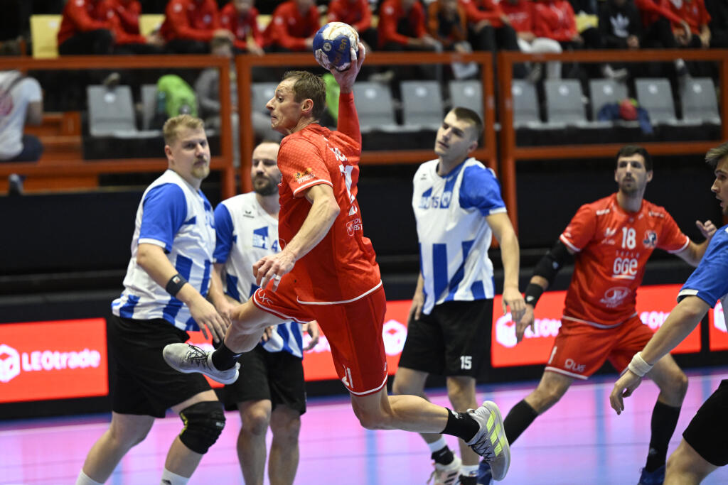 Na snímke s loptou Ľubomír Ďuriš (MŠK Považská Bystrica) v zápase 4. kola Niké Handball Extraligy v hádzanej mužov MŠK Považská Bystrica - HC Sporta Hlohovec v Považskej Bystrici 21. septembra 2022.