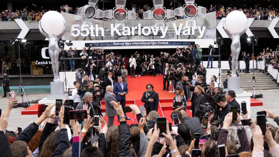 WA 26 Karlove Vary - Americký herec Johnny Depp prichádza uviesť dokumentárnu snímku Crock of Gold: A Few Rounds with Shane MacGowan na 55. ročník Medzinárodného filmového festivalu v Karlových Varoch (KVIFF) v piatok 27. augusta 2021. Depp (58) pricestoval do Česka vo štvrtok neskoro večer, privítal ho početný dav fanúšikov. Hollywoodsky herec na festivale uvedie dva filmy – dokumentárnu snímku Crock of Gold: A Few Rounds with Shane MacGowan a drámu Minamata. V poradí 55. ročník karlovarského f