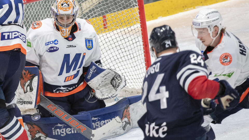 Na snímke uprostred Tomáš Zigo (Slovan), vpravo Tariq Trey Hammond a vľavo brankár Stanislav Škorvánek (obaja Michalovce) v prvom zápase štvrťfinále play off Tipos extraligy HC Slovan Bratislava - HK Dukla INGEMA Michalovce v Bratislave v piatok 17. marca 2023. FOTO TASR - Martin Baumann