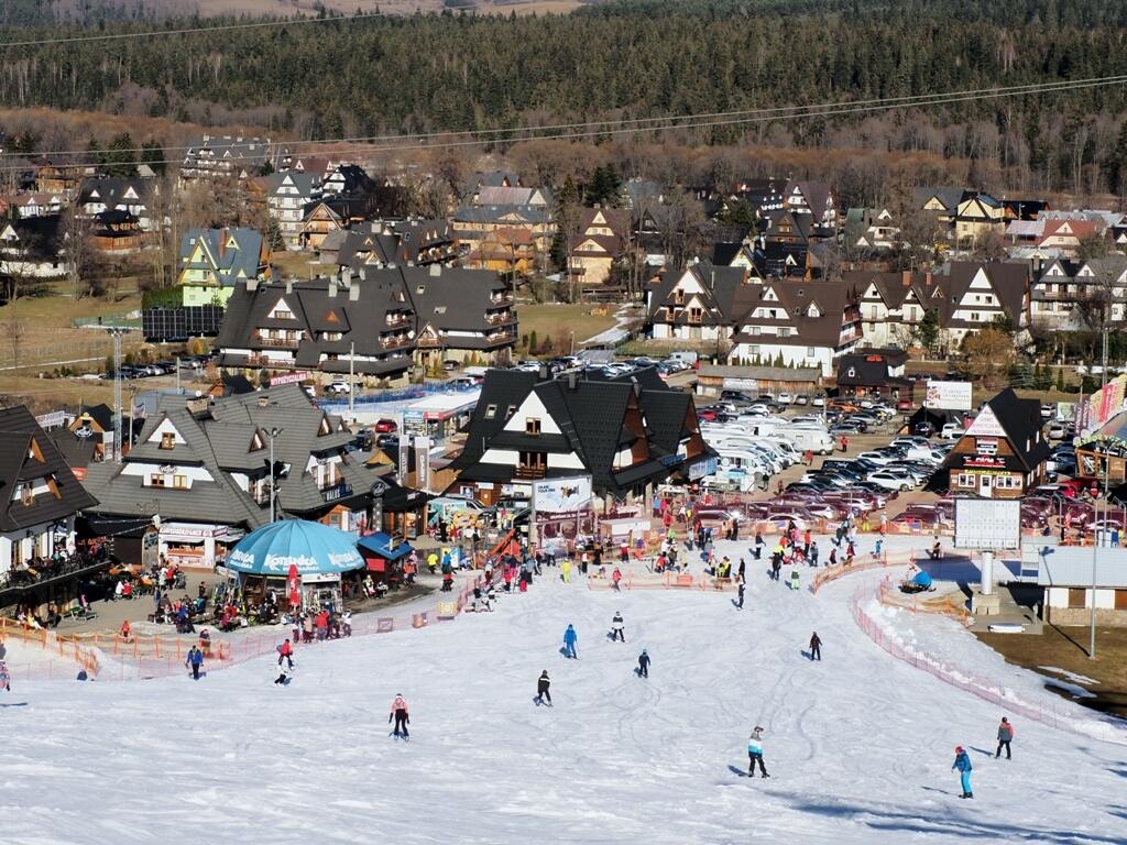 Zjazdárske trate sú vo výške od 700 do 934 metrov nad morom.