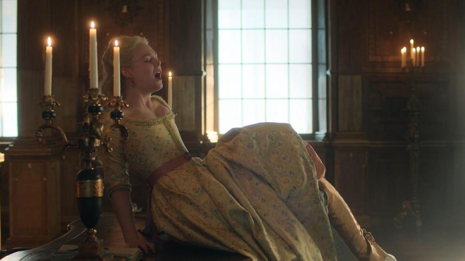 Elle Fanning sa pred kamerou poriadne odviazala, no vraj jej to nevadí.