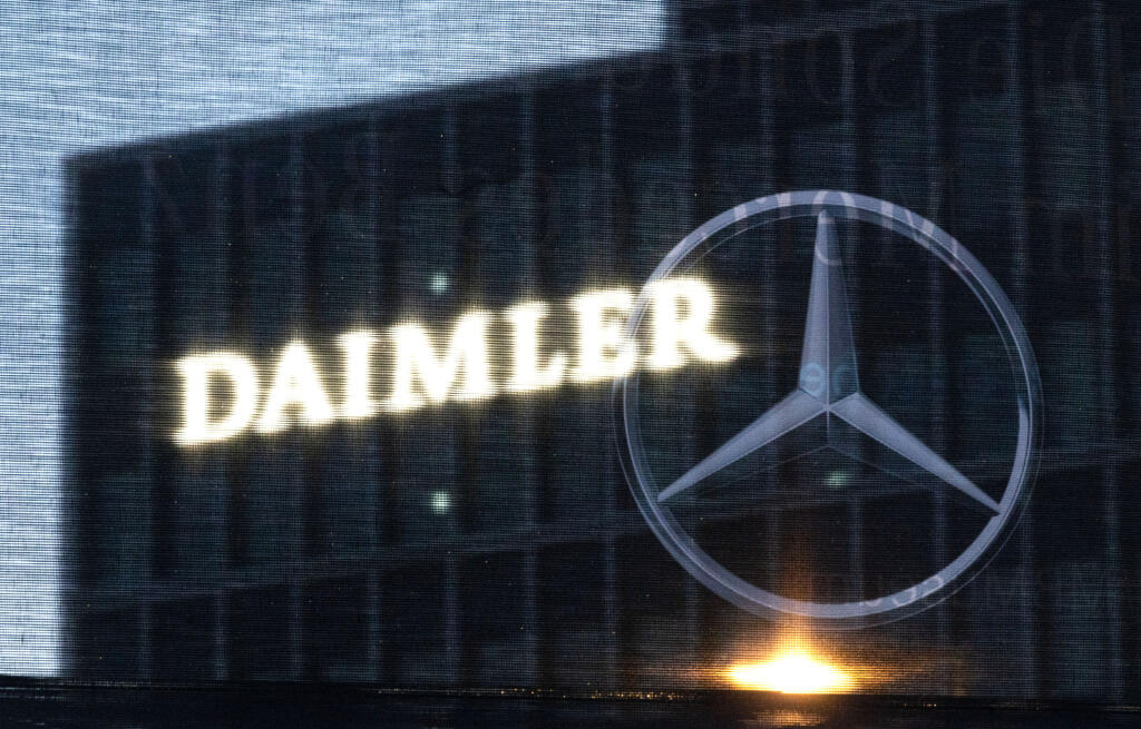 WA 18 archív Stuttgart - Na archívnej snímke z 18. februára 2021 centrála nemeckého koncernu Daimler v Stuttgarte. Daimler pre globálny nedostatok čipov posiela zamestnancov minimálne v dvoch svojich závodoch opäť do režimu skrátenej pracovnej doby. Podľa informácií agentúry DPA sa obmedzenie výroby dotkne väčšiny zamestnancov závodov Mercedesu v Rastatte a Brémach. FOTO TASR/DPA

ARCHIV - 18.02.2021, Baden-Württemberg, Stuttgart: Die Zentrale der Daimler AG ist durch eine Flagge zu sehen, auf d
