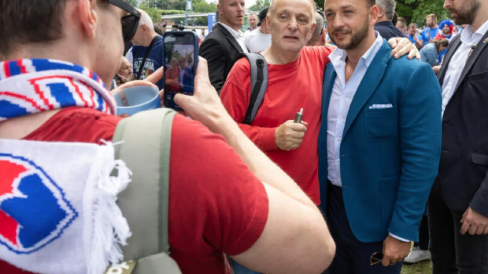 Politici boli očividne miestami zaujímavejší ako samotný futbal. Nadšenci ich chytali za ramená a prosili si od nich fotografiu na každom kroku.