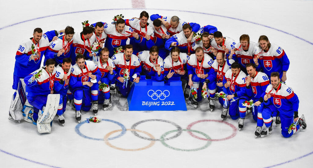 Na snímke hráči Slovenska pózujú s bronzovými medailami po ich výhre po zápase olympijského turnaja v hokeji mužov o bronz Slovensko - Švédsko na ZOH 2022 v Pekingu v sobotu 19. februára 2022.