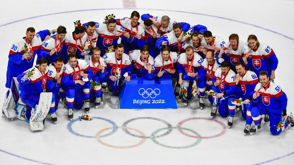 Na snímke hráči Slovenska pózujú s bronzovými medailami po ich výhre po zápase olympijského turnaja v hokeji mužov o bronz Slovensko - Švédsko na ZOH 2022 v Pekingu v sobotu 19. februára 2022.