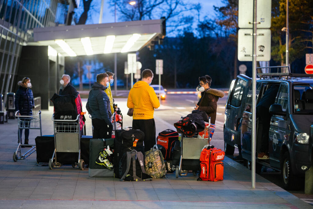 Takto sa domov vracali slovenskí biatlonisti, ktorí z Fínska cestovali vládnym špeciálom.