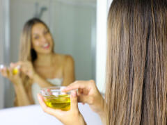 TENTO olej vyživuje a chráni vaše vlasy! Používate ho však správne?