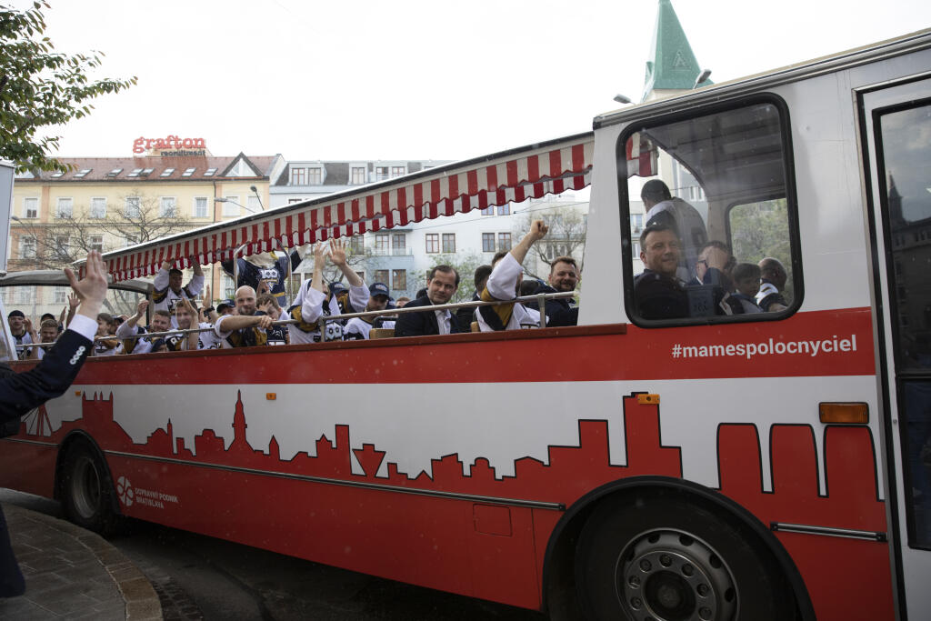 Na snímke začiatok oslavnej jazdy hokejistov Slovana v centre Bratislavy. V miernom daždi ich prišlo vyprevadiť len torzo fanúšikov.
